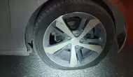 Adıyaman yollarındaki derin çukur bir otomobili yolda bıraktı