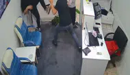 Reyhanlı'da döviz bürosuna silahlı baskın kamerada