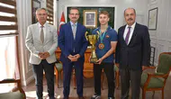 Salihlili genç kickboksçu dünya şampiyonluğunu kaymakamla kutladı
