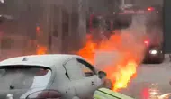 Beyoğlu’nun göbeğinde araç yangını paniği