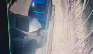 Eyüpsultan’da dik yokuşta freni tutmayan araç ortalığı birbirine kattı