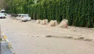 Elazığ’da anlık sağanak cadde ve sokakları dereye dönüştürdü