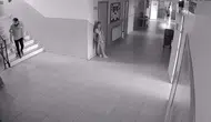 İnegöl'de asansör arızalanınca öğretmen öğrencisini sırtında taşıdı