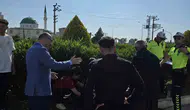 Vali Serdengeçti kaza yerinde yaralı gence yardım etti