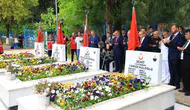Muğla Valisi bayram sabahı şehitliği ziyaret etti