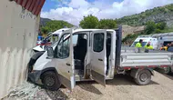 Malatya’da kontrolden çıkan kamyonet şantiyeye daldı