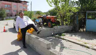 Evinin kapısına duvar örülen adam briketlerin üzerinden atlıyor
