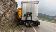 Burdur’da tır kontrolden çıktı Sürücü kayalıklara çarparak yaralandı