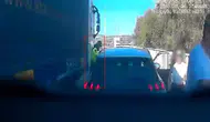 İzmir’de otoyolda yardım etmek isteyen jandarma tır ile araç arasına sıkıştı