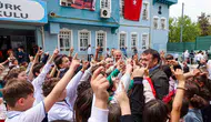 Bilecik Valisi Sözer minik öğrencilerle sıra arkadaşı oldu