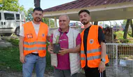 Atakum Belediyesi bayram öncesi mezarlıklarda çiçek dağıttı