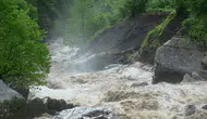 Artvin Borçka'da sel yolu kesti ulaşım durdu