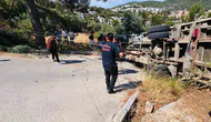 Bodrum yokuşunda iş makinesi taşıyan kamyon devrildi