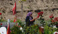 Hataylılar bayram sabahı kaybettiklerini mezarları başında andı
