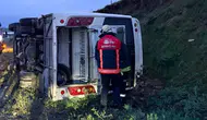 Van'da polisleri taşıyan midibüs yağışlı yolda devrildi