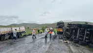 Afyonkarahisar kara yolunda iki tır çarpışıp yandı
