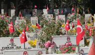 İstanbul bayram arifesinde şehitliğe akın etti