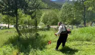 Feke'de bir vatandaş tek başına mezarlığı bayrama hazırladı