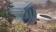 Hatay Dörtyol’da sel felaketi araçları sürükledi
