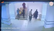 Malatya depreminde öğretmenlerin öğrencileri kurtarma anları kameraya yansıdı