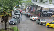 Zonguldak sokaklarında aniden bastıran yağmur hayatı durdurdu