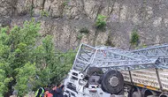 Şırnak yolunda direk yüklü kamyon uçuruma yuvarlandı