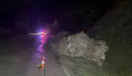 Tokat yolunda dev kayalar trafiği kesti