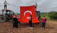 Çiftçiler 19 Mayıs coşkusunu traktör üzerinde tarlaya taşıdı
