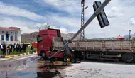 Van'da kontrolden çıkan tır tabela direğine çarptı