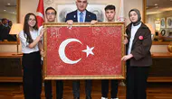 Bakan Ersoy genç sanatçıların el emeği cam mozaik bayrağını teslim aldı