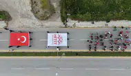 Çorumlu öğrenciler 50 metrelik bayrakla şehitliğe yürüdü
