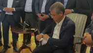 Özgür Özel genel başkanlık kararını yırtıp attı