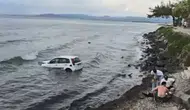 Kuşadası sahilinde direksiyon hakimiyetini kaybeden sürücü denize düştü