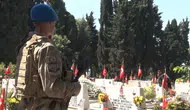Edirnekapı Şehitliği’nde evlatlarını bekleyen ailelerin hüzünlü arefe günü