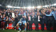 Trabzonspor Antalya’da kupayı havaya kaldırdı