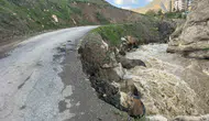 Hakkari’de ana ulaşım yolu çöktü mahalleli yolsuz kaldı
