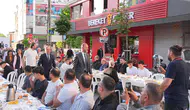 Sancaktepe’de bayramın ilk günü sokakta kahvaltı sofraları kuruldu