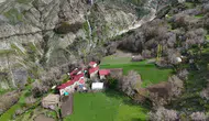 Mereto Dağı’nın zirvesinde bahar erimesiyle oluşan devasa kar tünelleri
