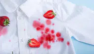 Çilek lekesi kabusuna son: Beyaz tişörtleri kurtaran o pratik yöntem