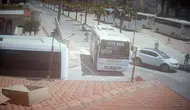Antalya'da dikkatsiz sürücü motosikletliyi yola savurdu