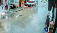 Bursa'da kaldırımda bekleyen anne ve oğluna araç çarptı