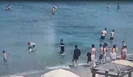 Kuşadası sahilinde boğulma tehlikesi geçiren turisti cankurtaranlar kurtardı