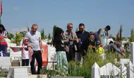 Adıyamanlılar bayram arifesinde deprem şehitliğinde buluştu