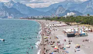 Antalya sahillerinde bayram kalabalığı havadan görüntülendi