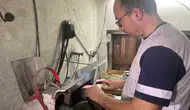 İzmirli görme engelli ustadan Kurban Bayramı öncesi gece mesaisi