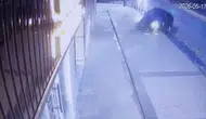 Şişli’de lüks otomobil dükkana daldı ve alev aldı