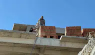 Antalya’da inşaat ustası merdiven devrilince yukarıda mahsur kaldı