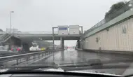 Bayrampaşa'da aniden bastıran yağış trafiği kilitledi