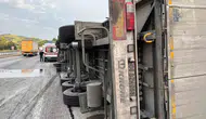 Balıkesir yolunda tır devrildi sürücü araçta sıkıştı