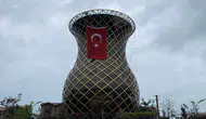 Rize’de dev çay bardağına tırmanan dağcılardan bayraklı gösteri